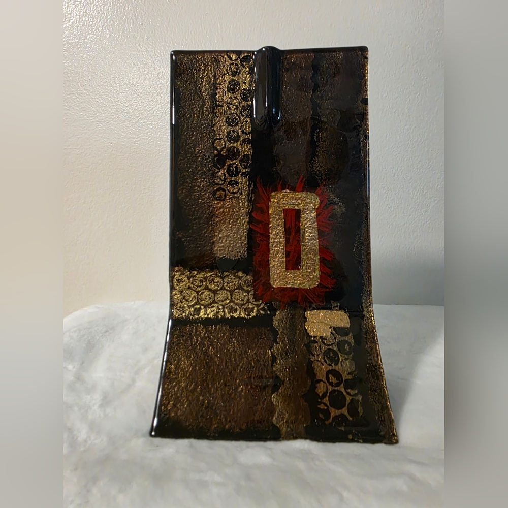 Abstract Metallic glass/resin decor piece